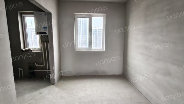 急售三利一期大四居，毛坯好装修，价格美丽-餐厅