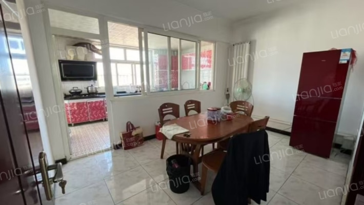 市医院家属院大三居，房本满五，看房方便-餐厅