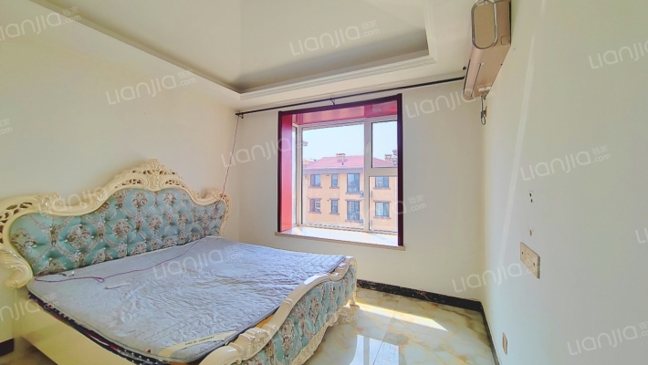 房本满二，南北通透精装大三居，顶层带阁楼-卧室A