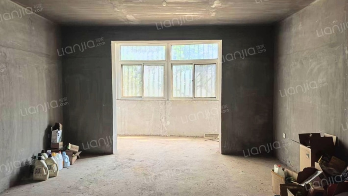 此房有本满五年，精装修，社区安静-客厅