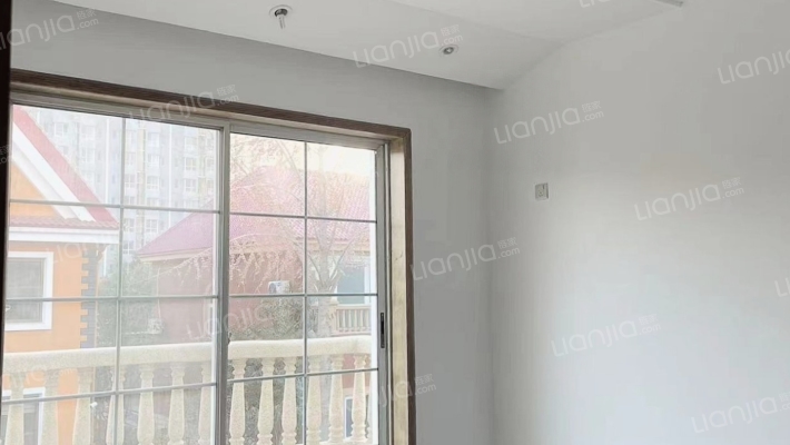 房子精装修拎包入住，房本满五税费低，小区环境好-卧室C