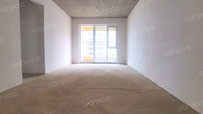 业主诚心出售 价格可谈 南北通透三居室，有房本带车位-客厅