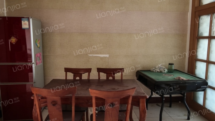 此房为，南北通透采光充足。集中供暖，停车位充足。-餐厅