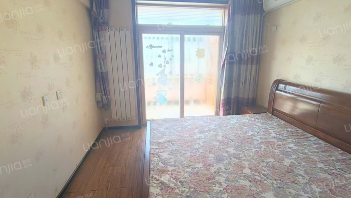 房子是三阳开泰户型  采光充足  装修保持的很干净-卧室B