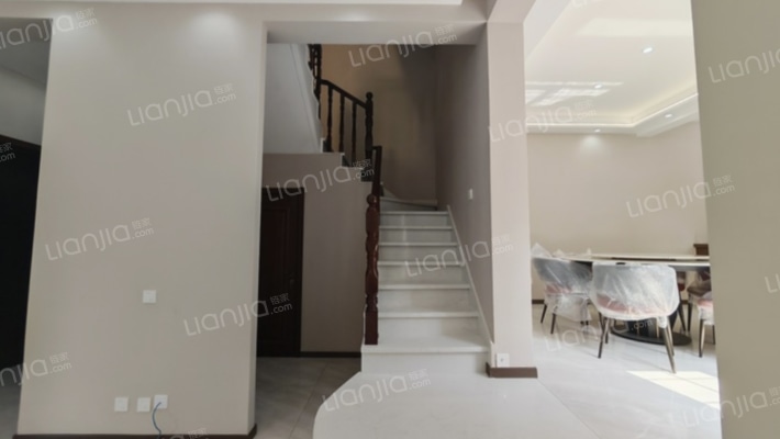 精装联排别墅 带院子 上下三层 小区环境好 绿化高-楼梯间