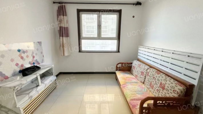 新本包满二的税，看房提前联系，中间楼层，东北户型-客厅