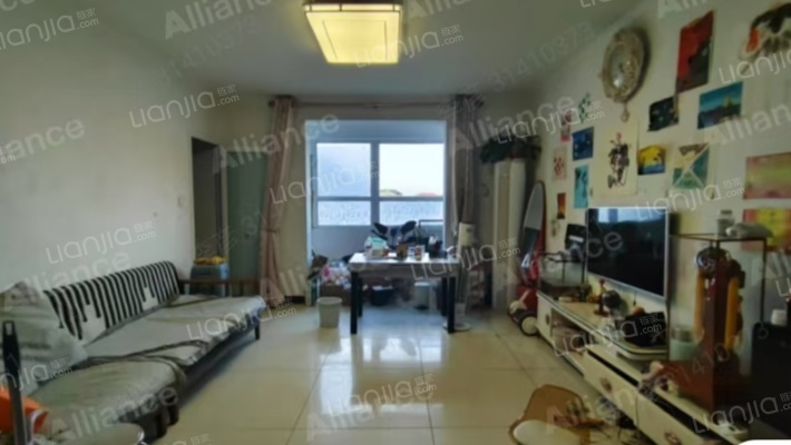 房子是低楼层，有装修，大产权，集中供暖。-客厅