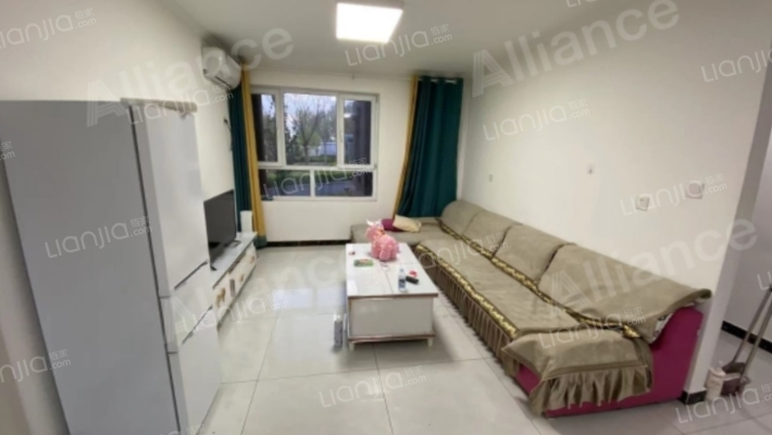 小区离北京近，带装修，前方无遮挡，房子诚心出售-客厅