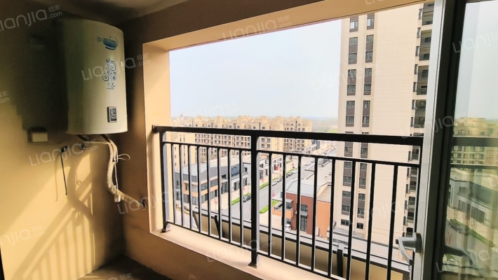 房子是南北通透的，中间楼层，采光没有遮挡-阳台