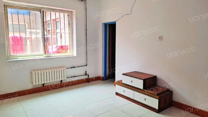 一层带小院 南向正规一居 公摊小，集中供暖。-卧室B