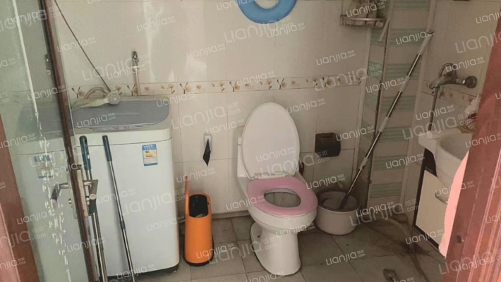 德信公园，南北通透，中医院，两居-卫生间