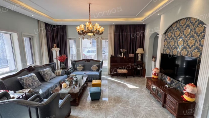 此房精装修房本无抵押 满五年唯一 地上三层 南向入户-客厅