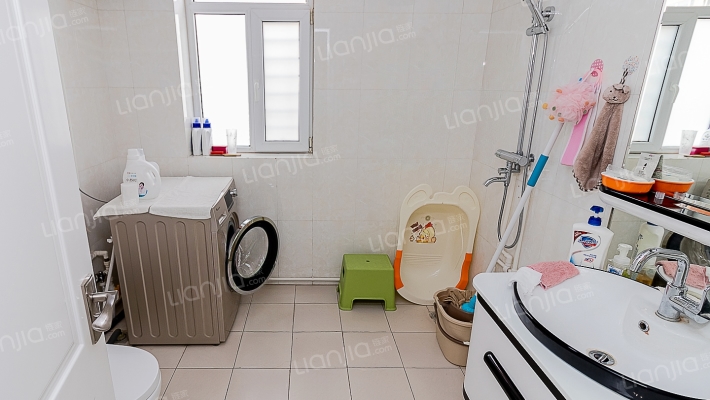 房子中等装修 住的比较干净  看房提前联系-卫生间