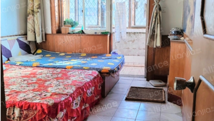 出门范阳路  南北通透两居  中间楼层-卧室B