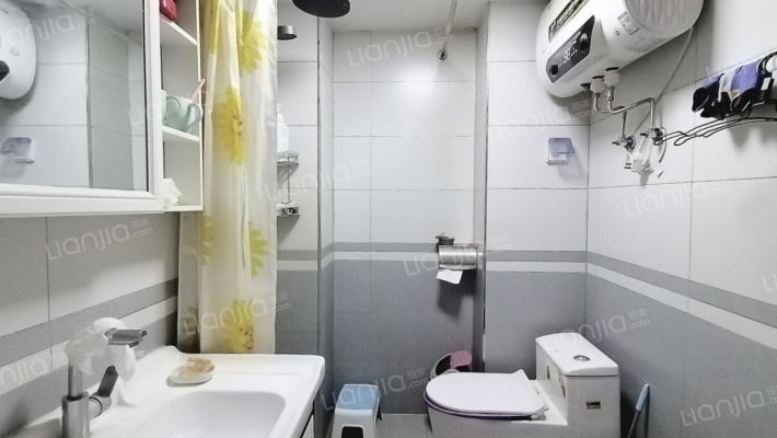 火车站旁 精装南北通透大两居，自住装修，急售-卫生间