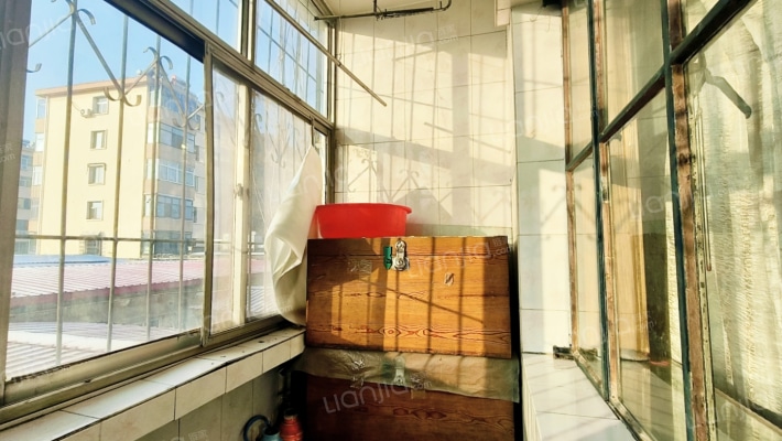 火车 站 旁 全阳两居 好楼层 集中供暖 免费停车-客厅C