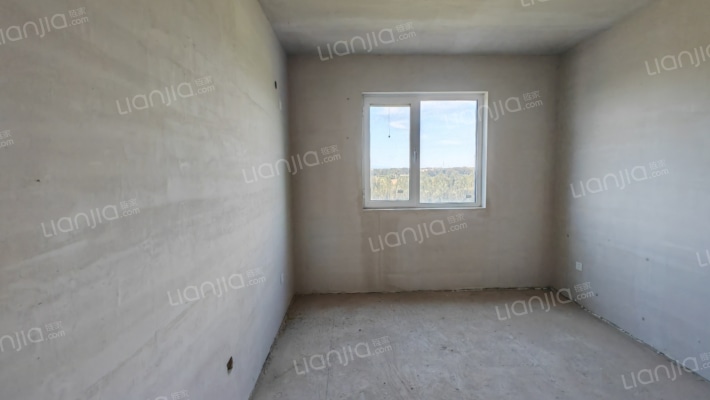 急售三利C区南北向大三居，毛坯满二，价格美丽-卧室C