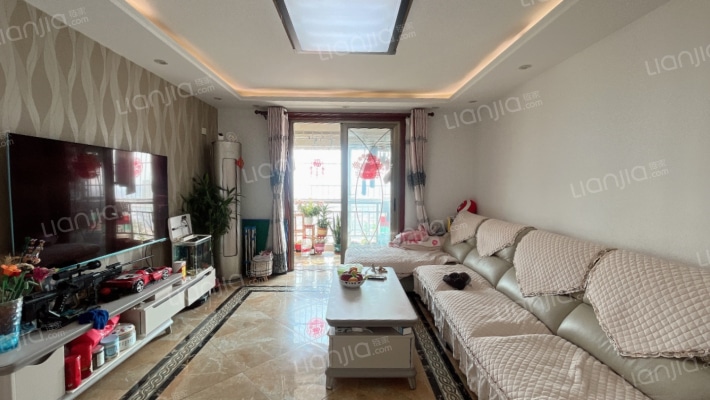 汇元新天地，70年大产权，正规三居室，采光好-客厅