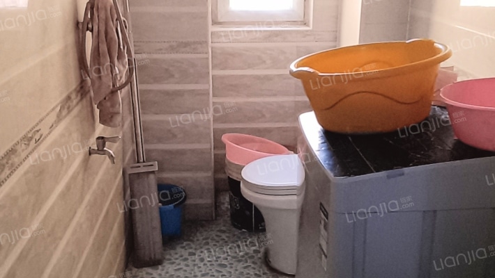 此房，户型好，采光充足，配套设施好，交通便利-卫生间