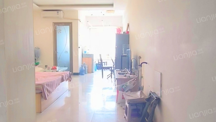 业主诚心出售，广场  旁 1居，到手可收租金。-客厅