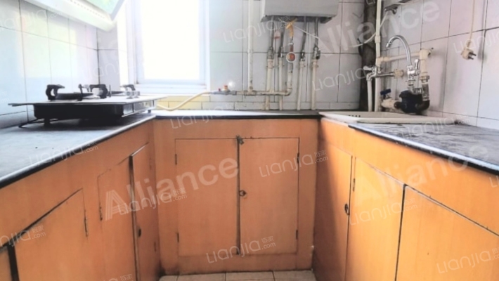 市医院北侧东大街上南北通透三居出售-厨房