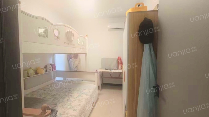 一层精装修，南向两居室，业主靠谱出售-卧室A