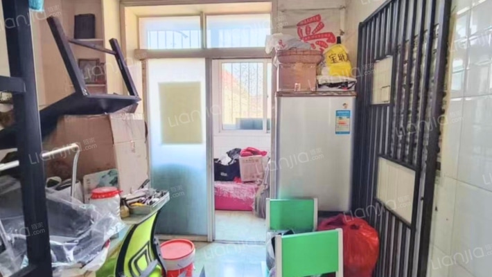 华阳水电单位房户型方正  南北通透  客厅两个卧室朝南-卧室C