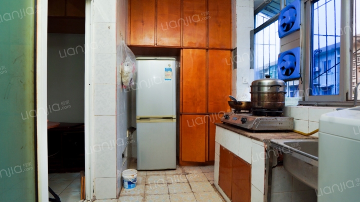 狮子山小区房东自住房，产权64平，低价出售-厨房