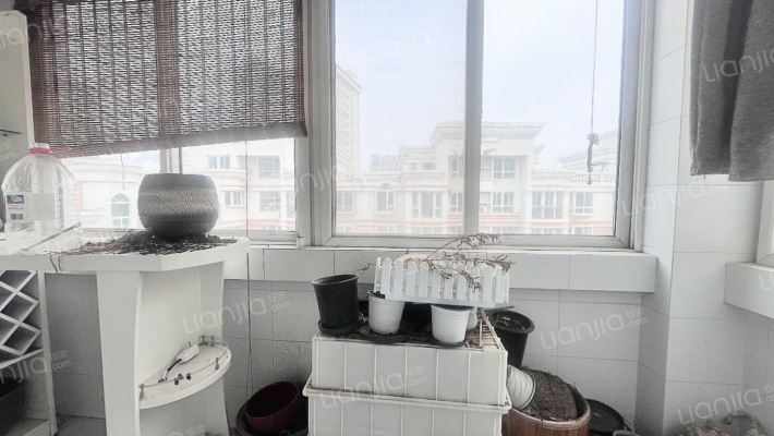 小区出行方便，周有菜市场，医院 ，校园  公园 车站-阳台A