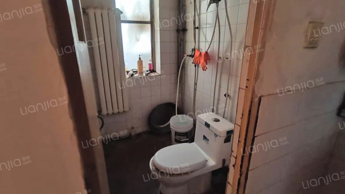 房子是满五年 楼层在中间 位置优越 南北通透-卫生间