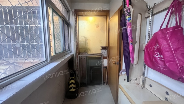 县府小区 一层 带车位 地下室-阳台