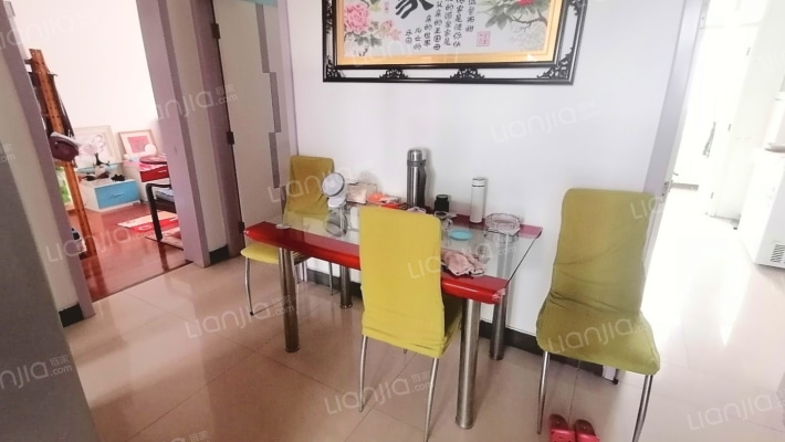 此房有本满五年，房本交易，南北通透格局，-餐厅