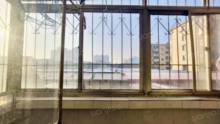 火车 站 旁 全阳两居 好楼层 集中供暖 免费停车-阳台