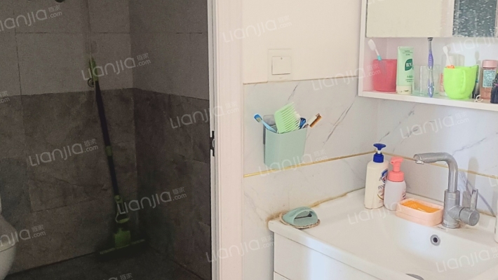 本小区是十八局三处家属院，单位建房，停车方便-卫生间