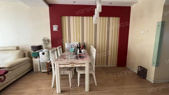 房子干净整洁   格局方正    采光全天-餐厅