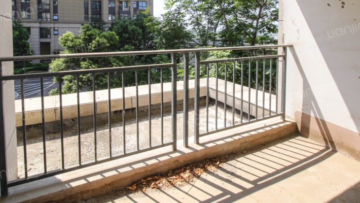 蓝湾翠园小区 交通便利 小区环境干净舒适 适合居住-阳台