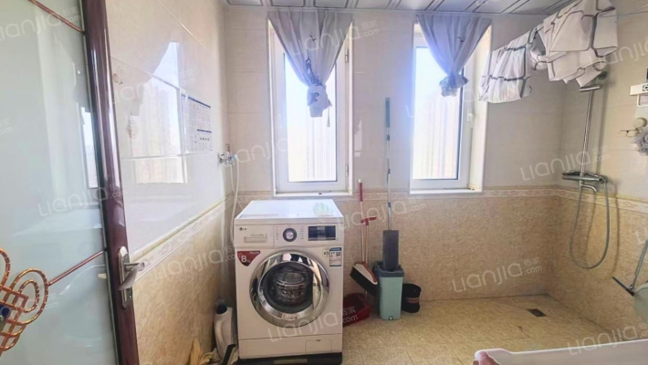 北京界三利中和城一期四居室精装修，南北通透，位置好-卫生间