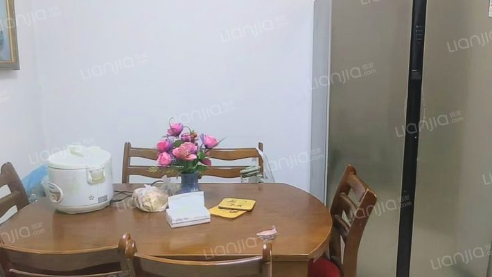 房子是简装房，房本满五不唯一自住-餐厅