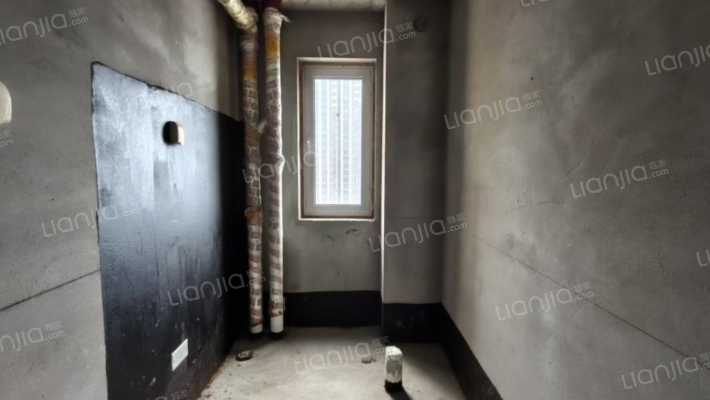 急售三利一期大四居，毛坯好装修，价格美丽-卫生间B