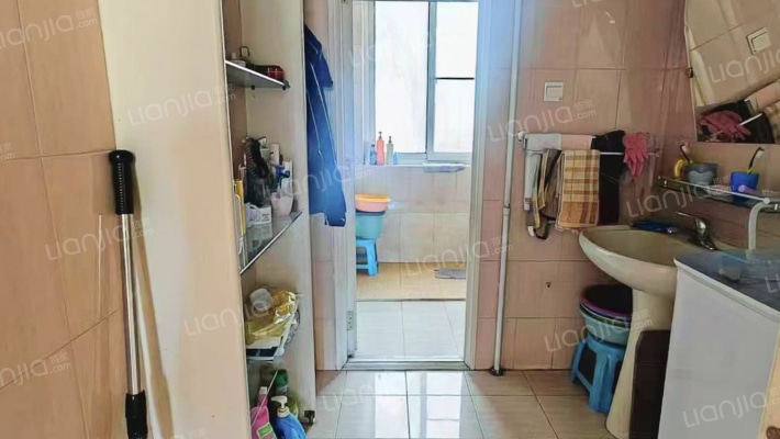 南北通透。楼层好，采光充足交通便利，-卫生间