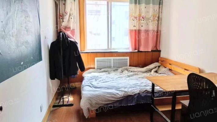 此房楼层好，南北通透大三居，室内面积大-卧室B