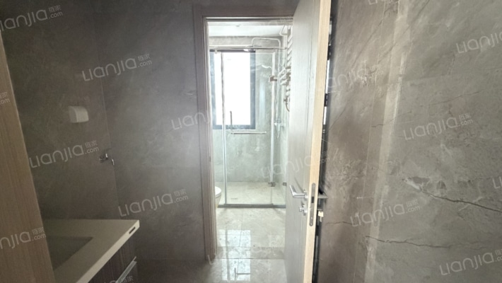 央企小区 精装修 一梯一户 集中供暖 百米楼间距-卫生间A