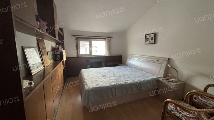 开发区物探局家属院多层住宅大跃层出售-卧室D