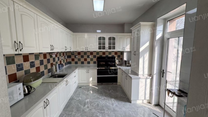 此房精装修房本无抵押 满五年唯一 地上三层 南向入户-厨房