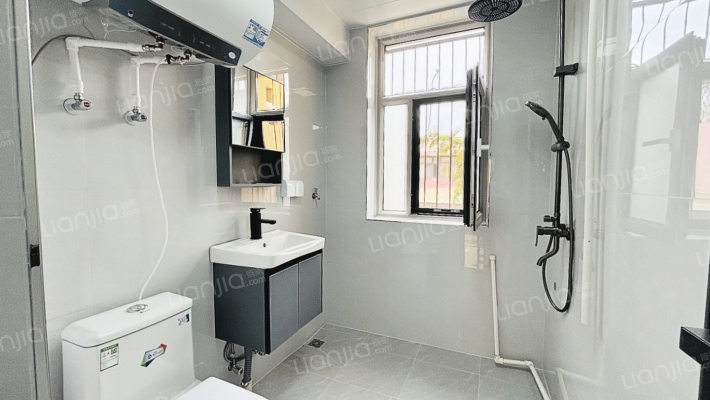 精装 板楼低楼层 房本满五 税费低，南北通透 大两居-卫生间