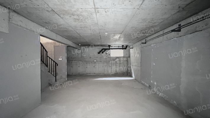 理想城下叠带60平米地下室有车位 带50平米南院-地下室