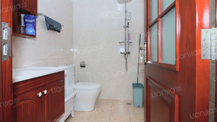 军欣别墅 带花园  满二精装修  停车方便-卫生间B