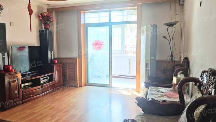 此房房本满五唯一，中直单位物业保障，社区成熟-客厅