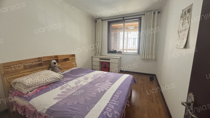 业主急售 房子精装修，挨着德信公园 公摊面积小-卧室B