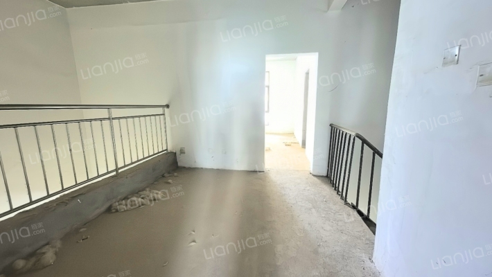 此房产证满二，大花园，带车库，诚意出售。-客厅A